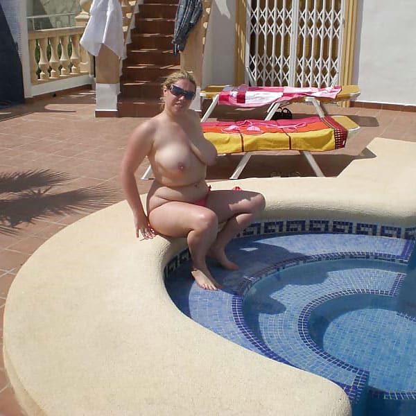 Толстая женщина дрочит пизду у бассейна 5 фото
