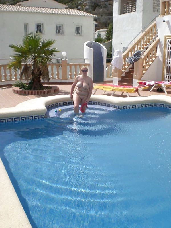 Толстая женщина дрочит пизду у бассейна 6 фото