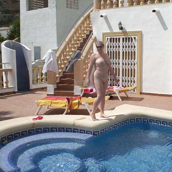 Толстая женщина дрочит пизду у бассейна 8 фото