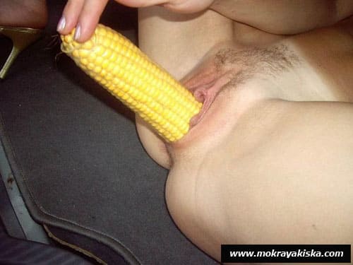 Девушка с парнем развлекаются на кукурузном поле 7 фото