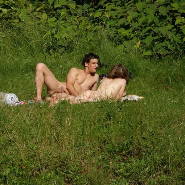 Секс нудистов в кустах попал в скрытую камеру 3 фото