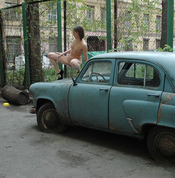 Голая девушка писает на капоте старого москвича 36 фото