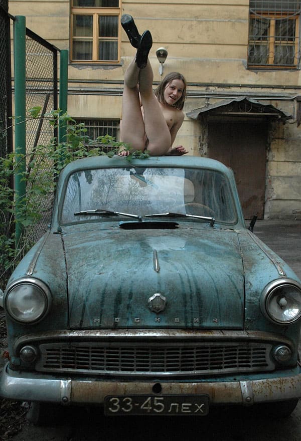 Голая девушка писает на капоте старого москвича 51 фото