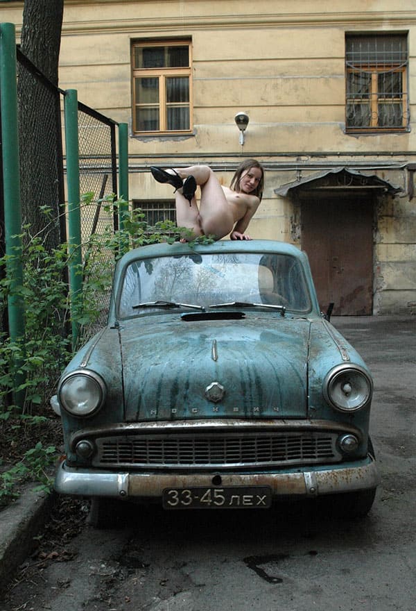 Голая девушка писает на капоте старого москвича 53 фото