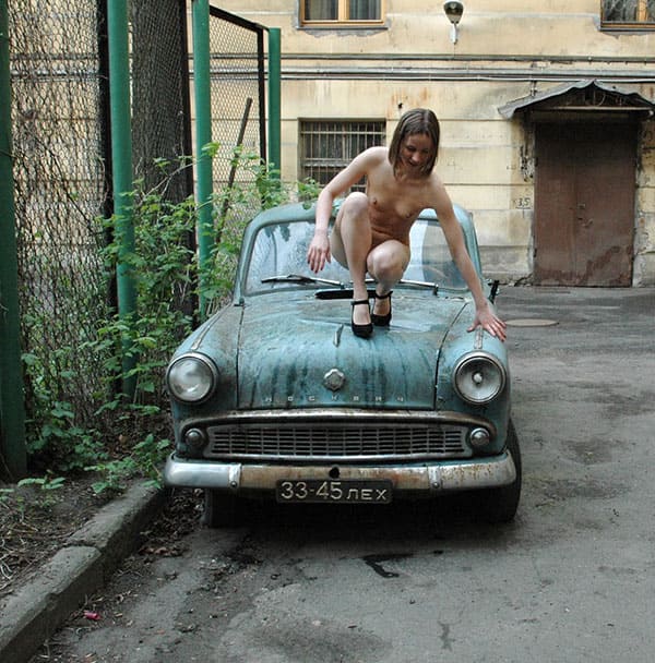 Голая девушка писает на капоте старого москвича 62 фото