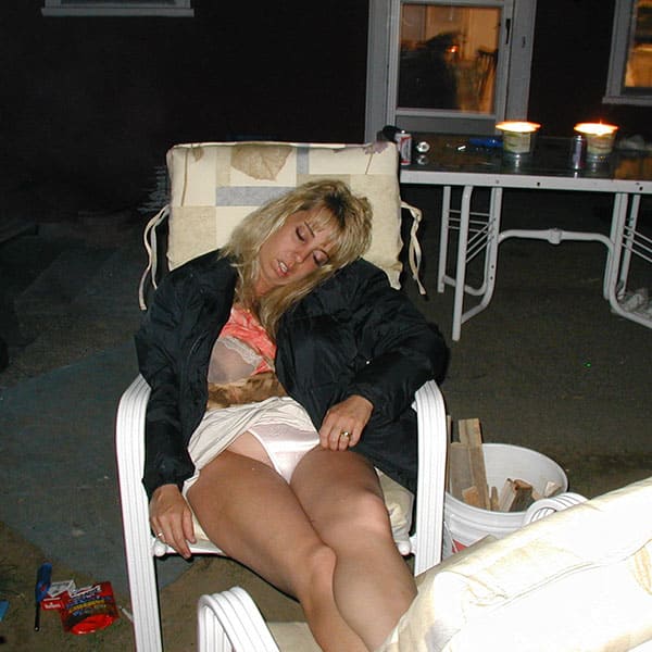 С пьяной женщины стянули трусы и лапают спящую 1 фото