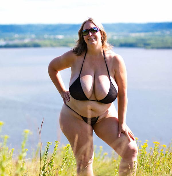 Огромные сиськи толстушки в мини бикини 5 фото