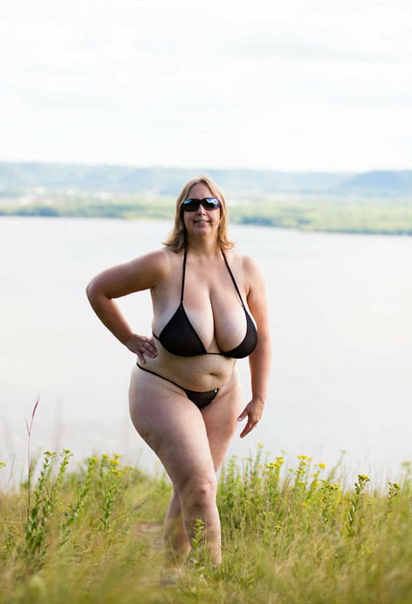 Огромные сиськи толстушки в мини бикини 6 фото
