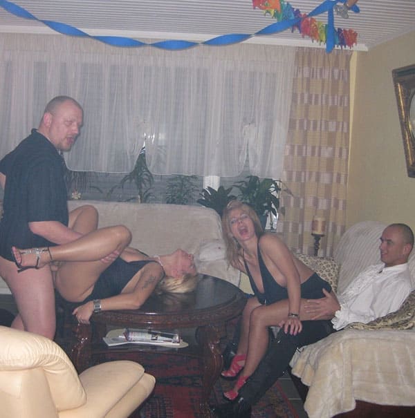 Домашняя групповуха с пьяными шлюхами 19 фото
