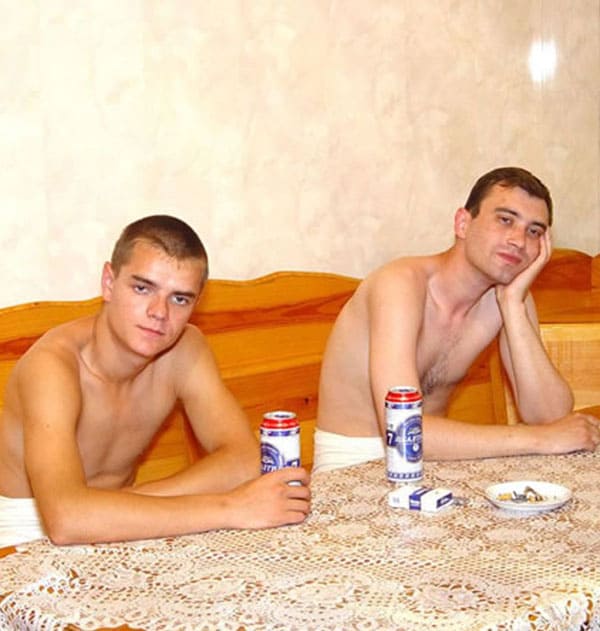 Пьяные парни трахнули зрелую уборщицу в сауне 1 фото