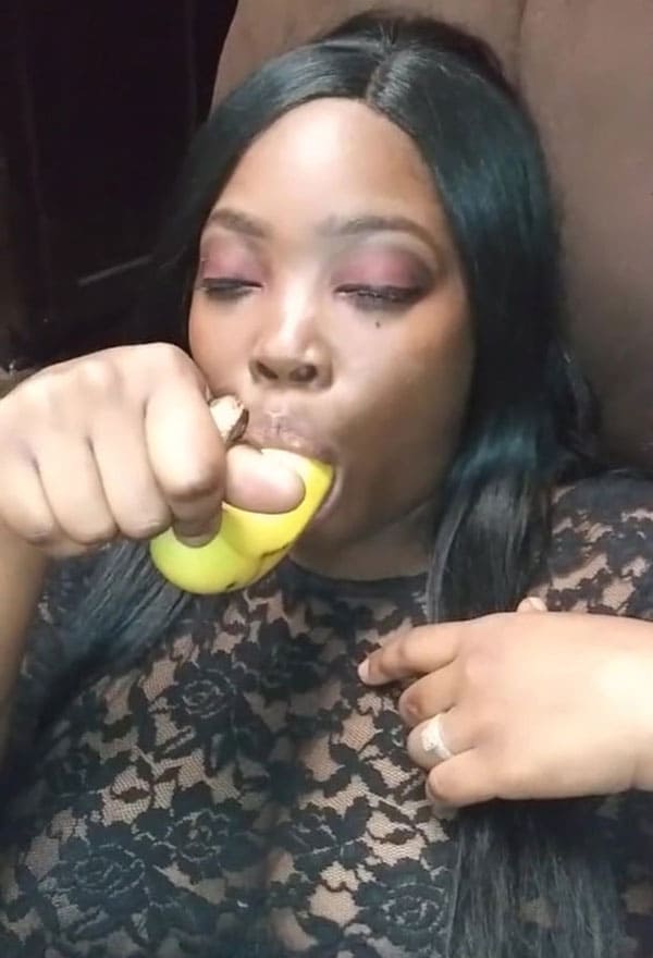 Негритянка мастурбирует бананом свою розовую вагину 1 фото