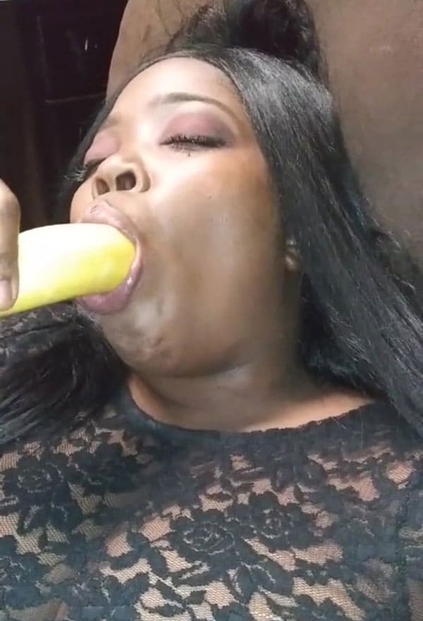 Негритянка мастурбирует бананом свою розовую вагину 13 фото