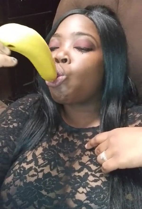Негритянка мастурбирует бананом свою розовую вагину 2 фото