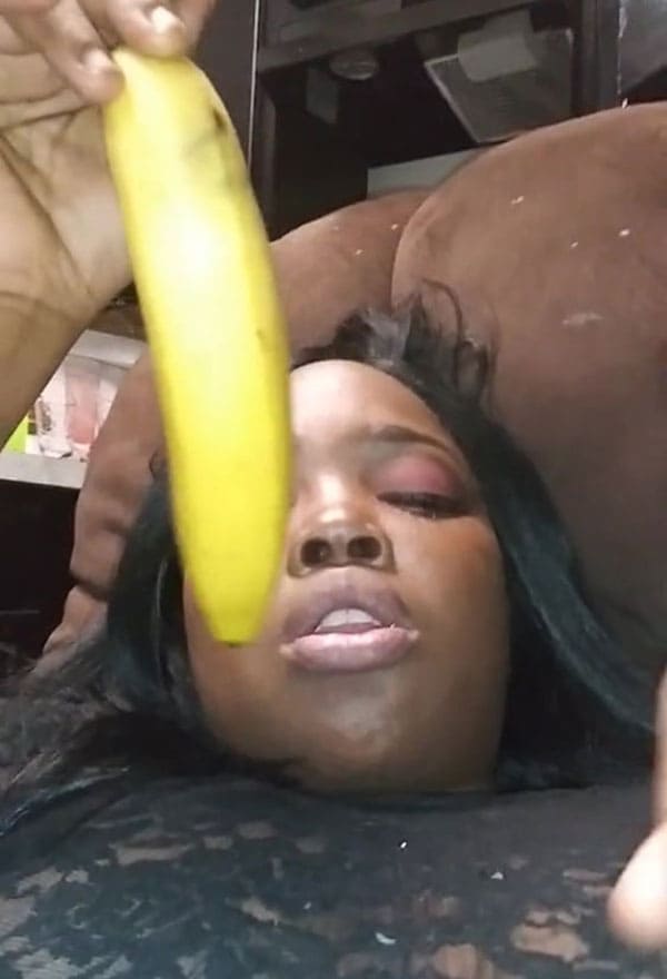 Негритянка мастурбирует бананом свою розовую вагину 47 фото
