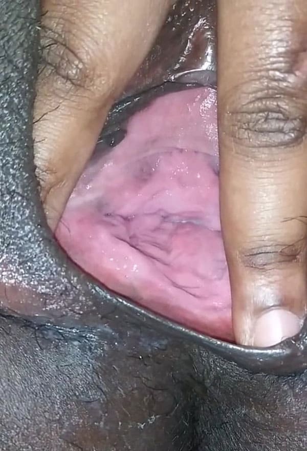 Негритянка мастурбирует бананом свою розовую вагину 48 фото