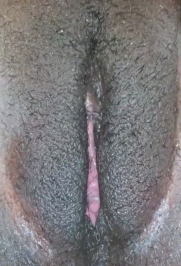 Негритянка мастурбирует бананом свою розовую вагину 49 фото