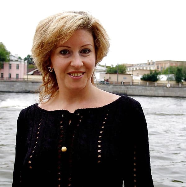 Женщина разделась догола на набережной в Москве 13 фото