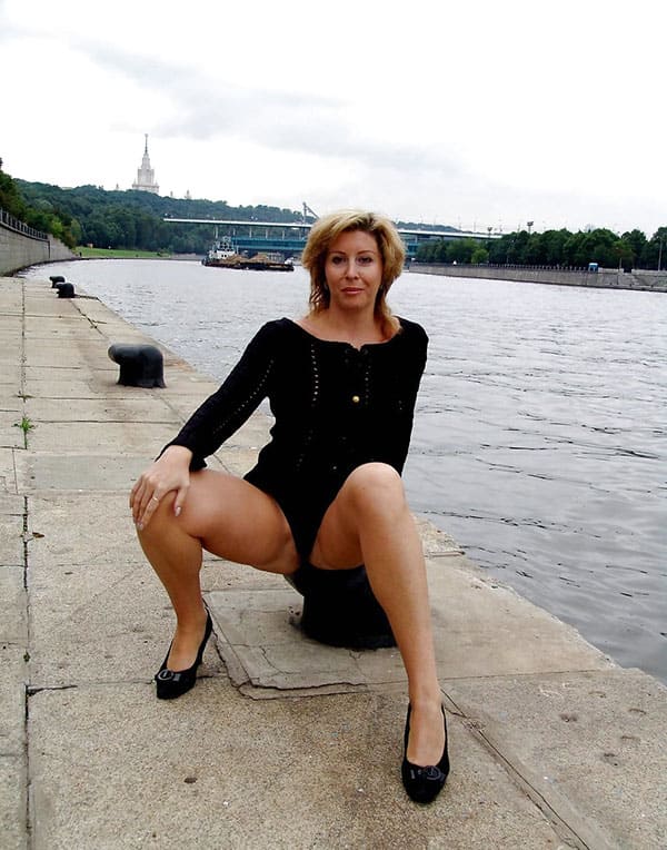Женщина разделась догола на набережной в Москве 26 фото