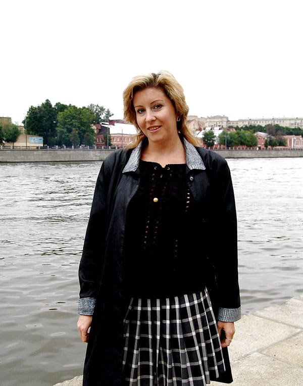Женщина разделась догола на набережной в Москве 5 фото