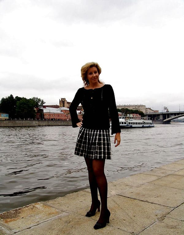 Женщина разделась догола на набережной в Москве 8 фото