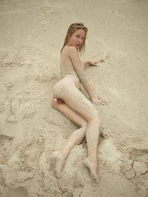 Нудистка на пляже с анальной пробкой в попе 17 фото