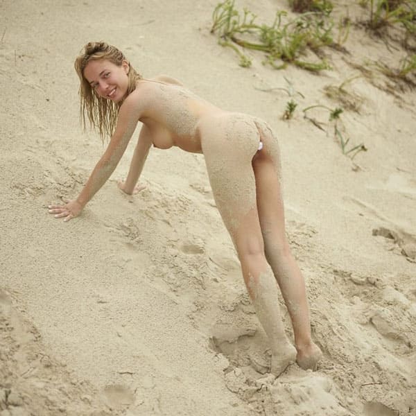 Нудистка на пляже с анальной пробкой в попе 22 фото
