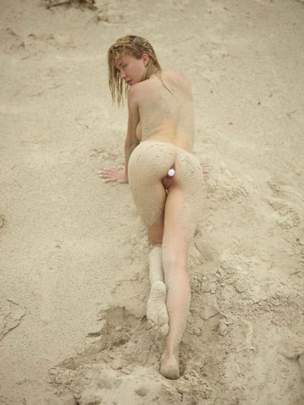 Нудистка на пляже с анальной пробкой в попе 27 фото