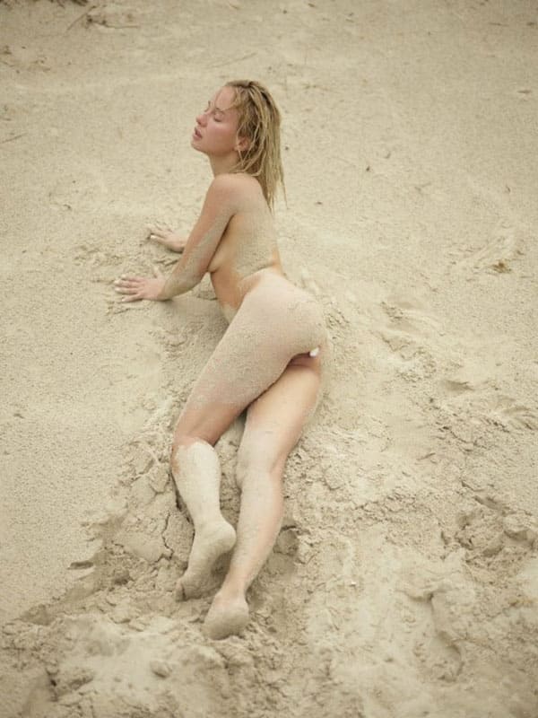 Нудистка на пляже с анальной пробкой в попе 28 фото