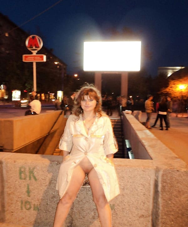 Русские девушки светят пиздой на улице 15 фото