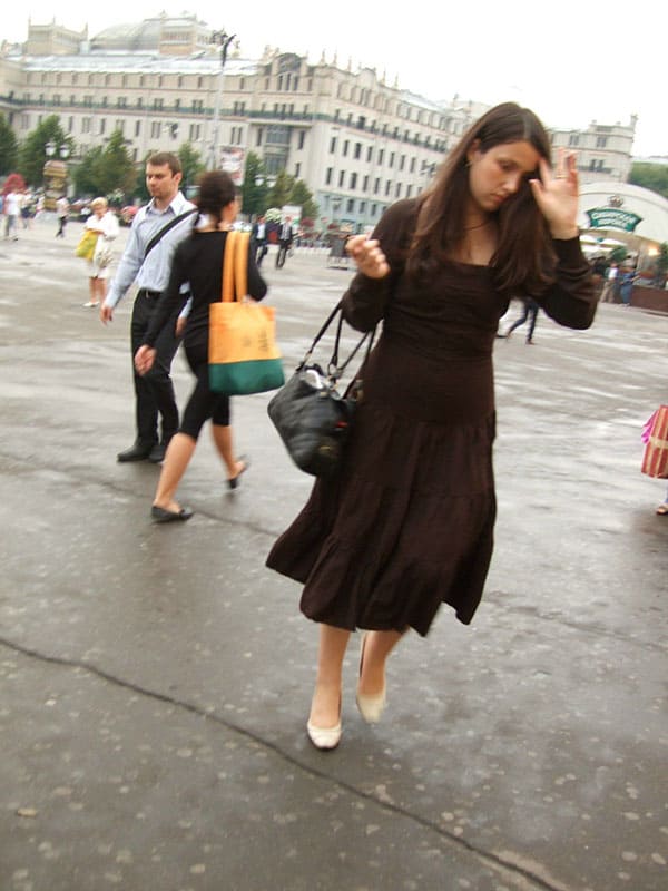 Скрытая камера под юбку русским девушкам на улице 15 фото