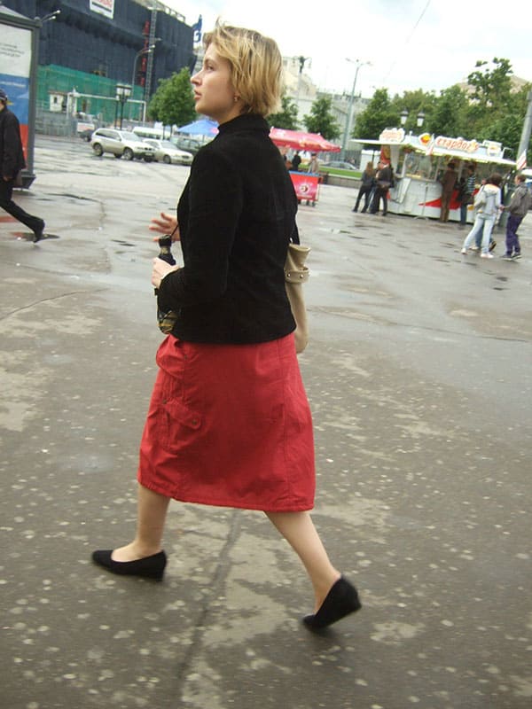 Скрытая камера под юбку русским девушкам на улице 19 фото