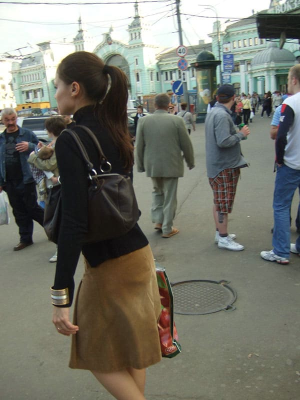 Скрытая камера под юбку русским девушкам на улице 21 фото