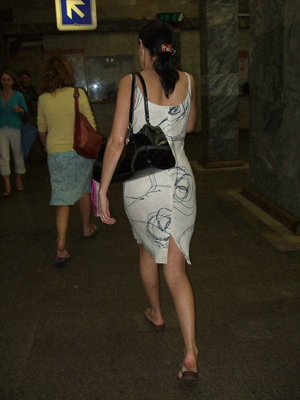 Скрытая камера под юбку русским девушкам на улице 3 фото