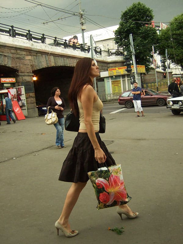 Скрытая камера под юбку русским девушкам на улице 31 фото