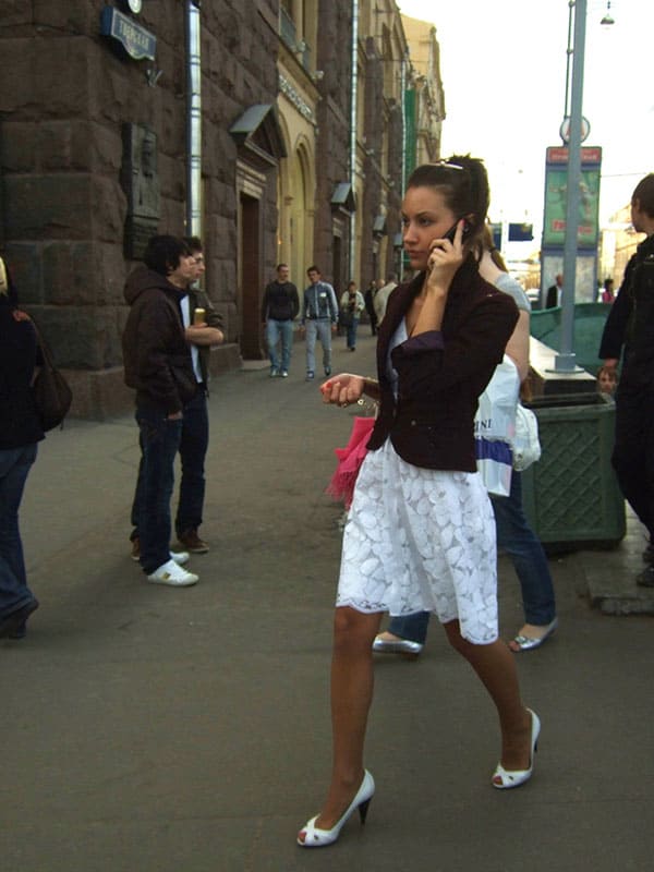 Скрытая камера под юбку русским девушкам на улице 43 фото