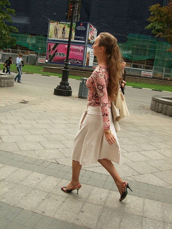 Скрытая камера под юбку русским девушкам на улице 7 фото