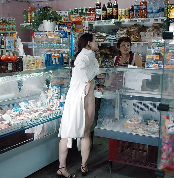 Русская девушка зашла в продуктовый магазин голая 2 фото