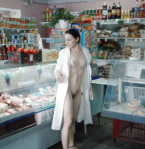Русская девушка зашла в продуктовый магазин голая 3 фото