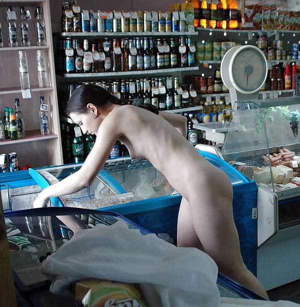 Русская девушка зашла в продуктовый магазин голая 41 фото