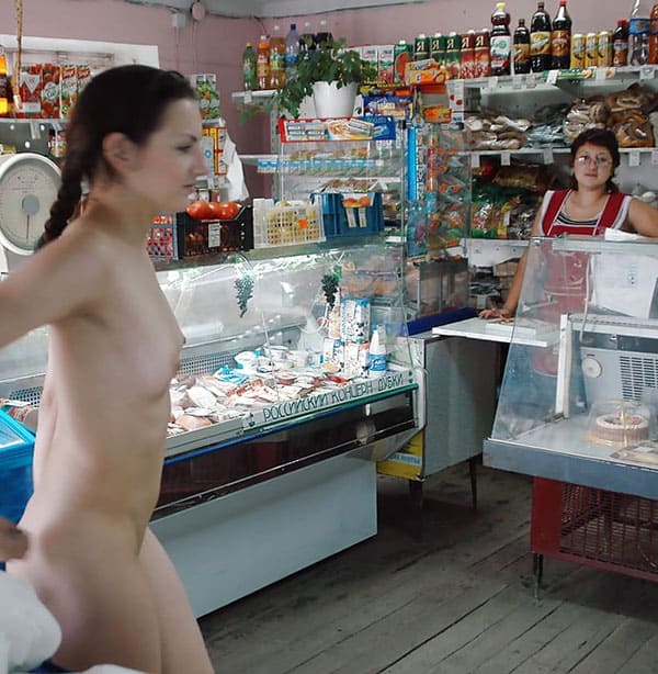 Русская девушка зашла в продуктовый магазин голая 51 фото