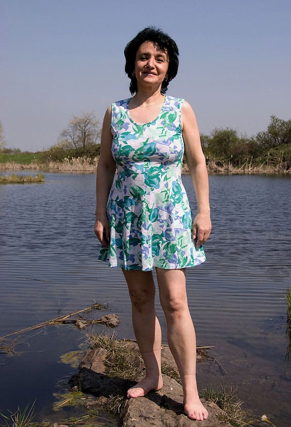 Женщина с волосатой пиздой раздевается на берегу озера 2 фото
