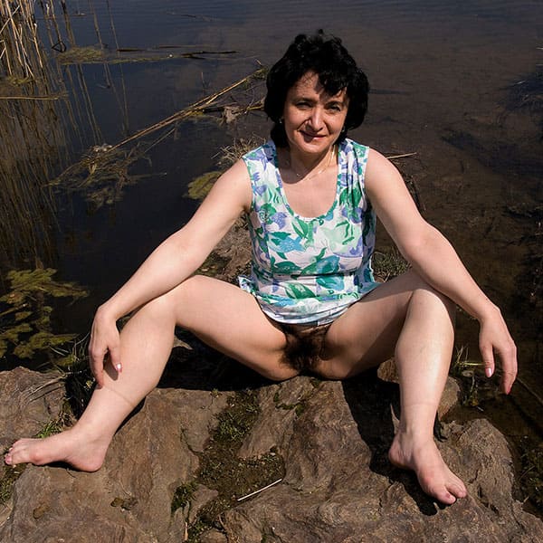 Женщина с волосатой пиздой раздевается на берегу озера 26 фото