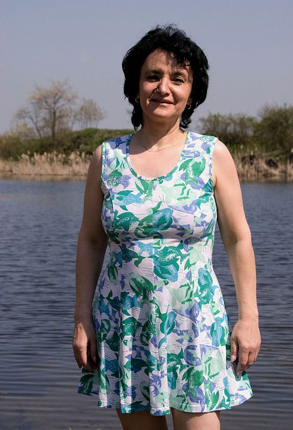 Женщина с волосатой пиздой раздевается на берегу озера 3 фото