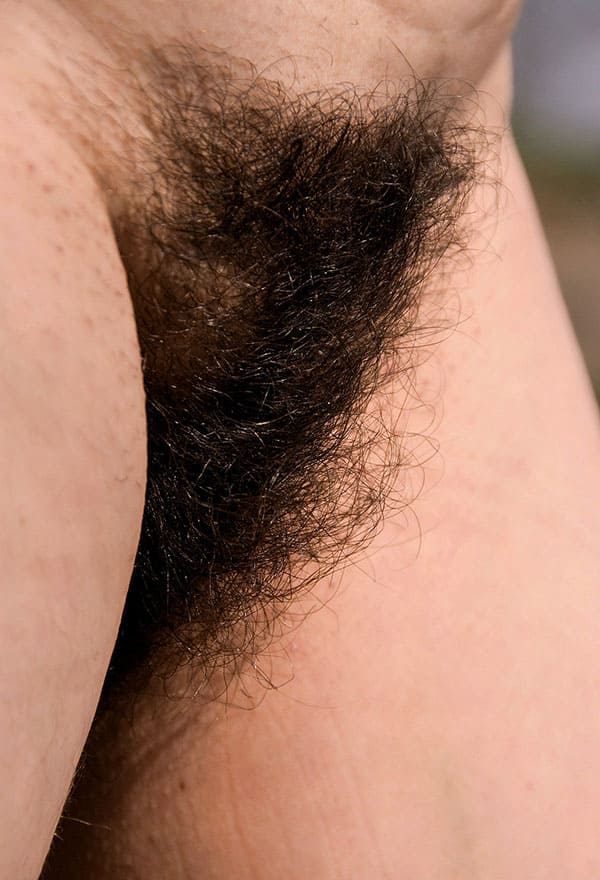 Женщина с волосатой пиздой раздевается на берегу озера 47 фото