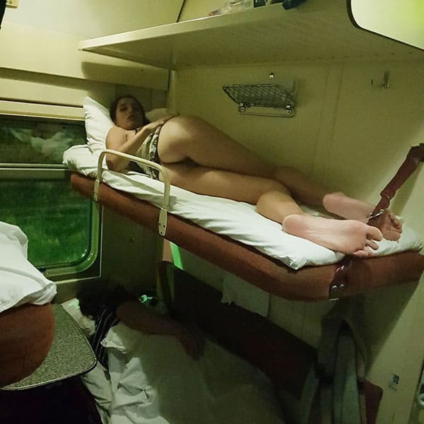 Девушка в плацкарте светит пиздой перед пассажирами 4 фото