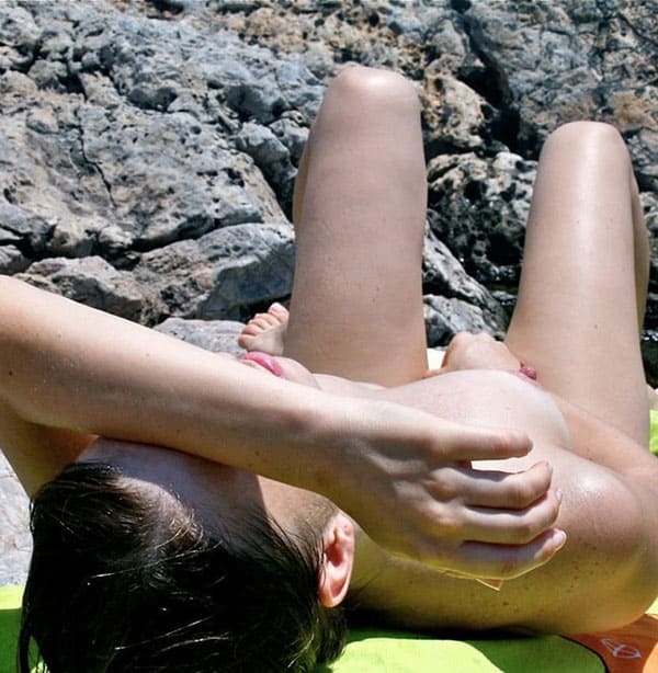 Жена нудистка делает минет на диком пляже 15 фото