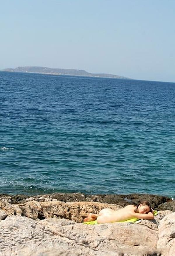 Жена нудистка делает минет на диком пляже 16 фото