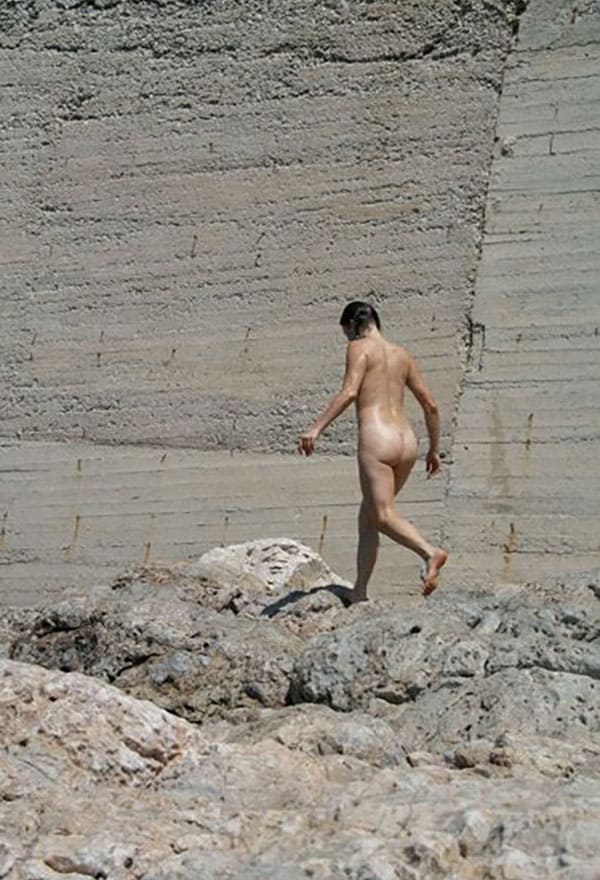 Жена нудистка делает минет на диком пляже 22 фото