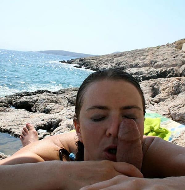 Жена нудистка делает минет на диком пляже 30 фото
