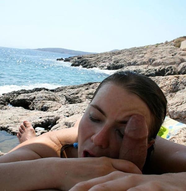 Жена нудистка делает минет на диком пляже 32 фото